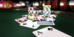 В чем различия между МТТ и кеш играми в покере?